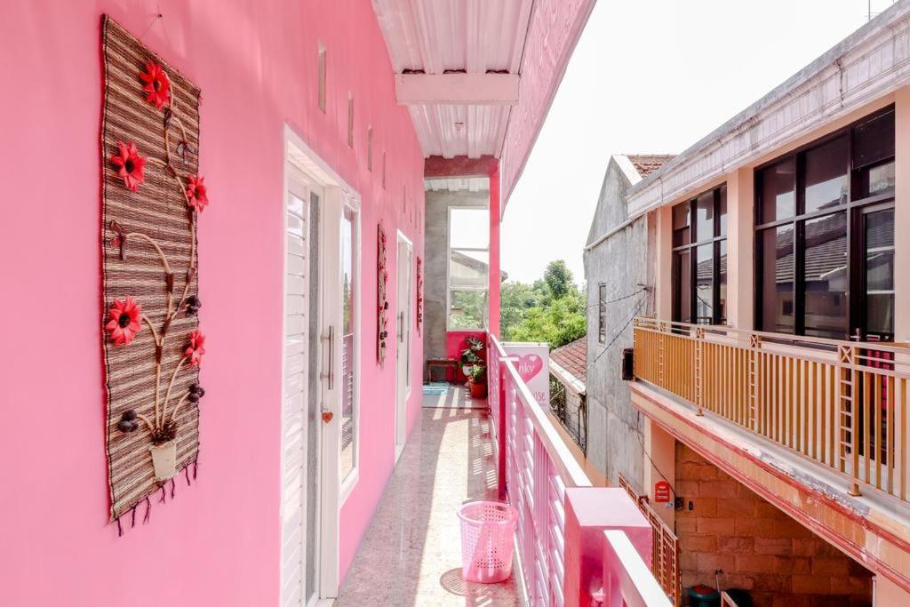 Pinky Guest House Syariah Kota Batu باتو المظهر الخارجي الصورة
