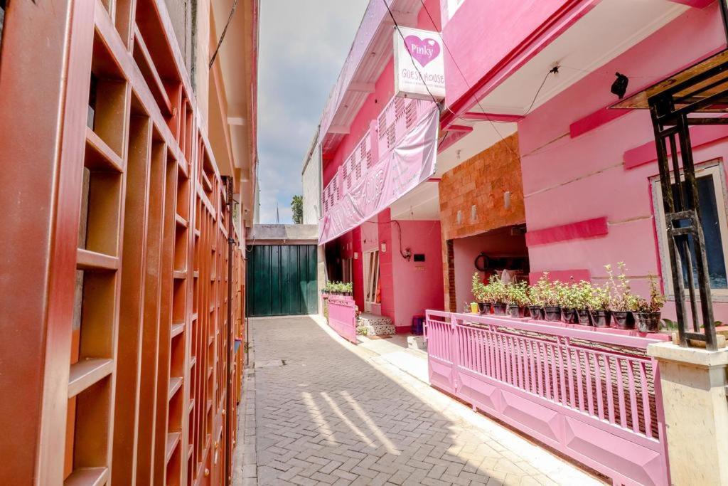 Pinky Guest House Syariah Kota Batu باتو المظهر الخارجي الصورة